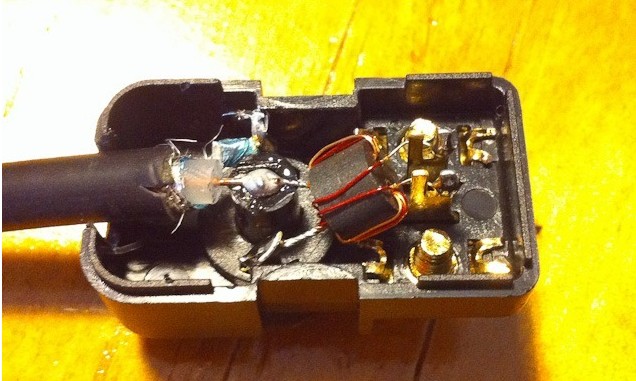 Припаиваем к нижним контактам катушки кабель Припаиваем к нижним контактам катушки кабель